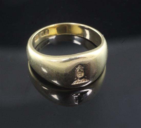 An early 20th century 18ct gold signet ring, size M.